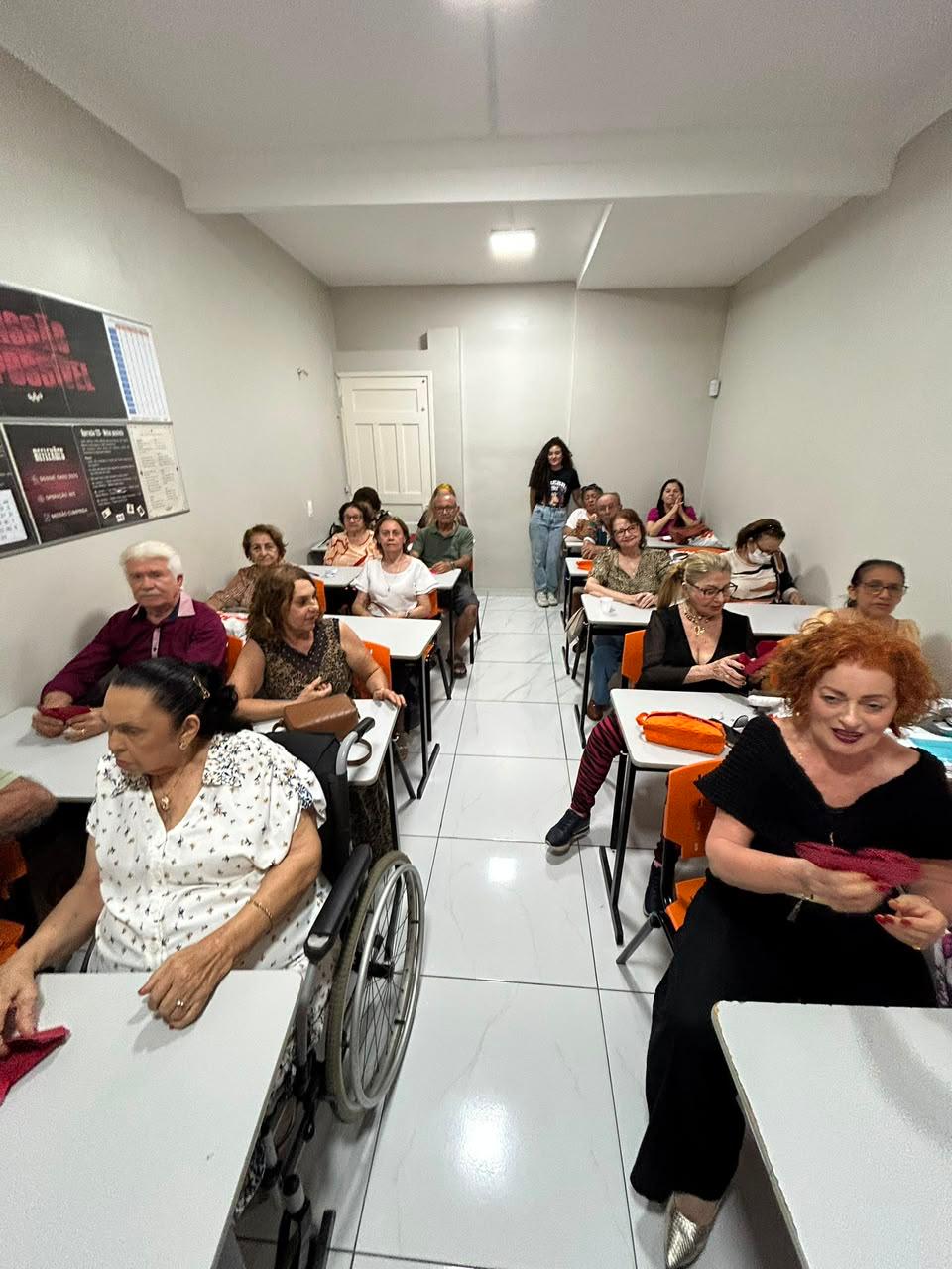 Turma de alunos 60+ na sala de aula do SUPERA Parquelândia